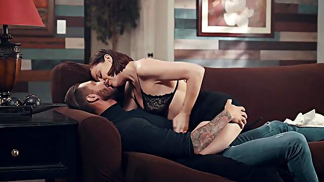 The full-time Sovereign Syre does not mind pleasing her partner with a blowjob.