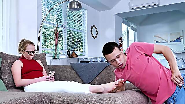 Young blonde teen Dixie Lynn gets her peaches smashed by Johnny Love.