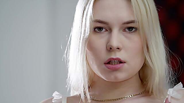 Blond bombshells Sam & Mimi indulge in a steamy coupling