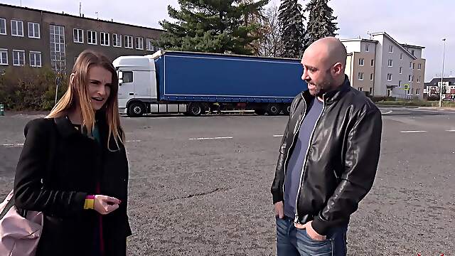 Tattooed Adelle gives a wild roadhead in the city