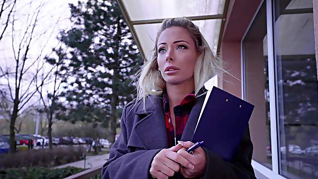 Amateur with blue eyes, superb POV for money