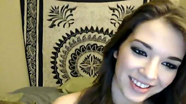 Breathtaking webcam beauty masturbates her snatch