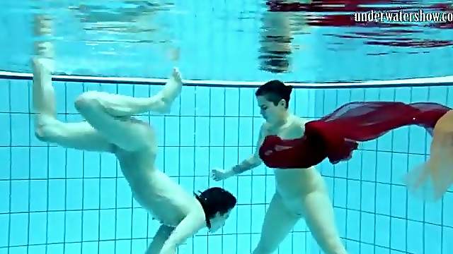 Girls make erotic nude art underwater