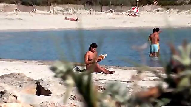 Curvy naked amateur rubs in tanning oil at the beach